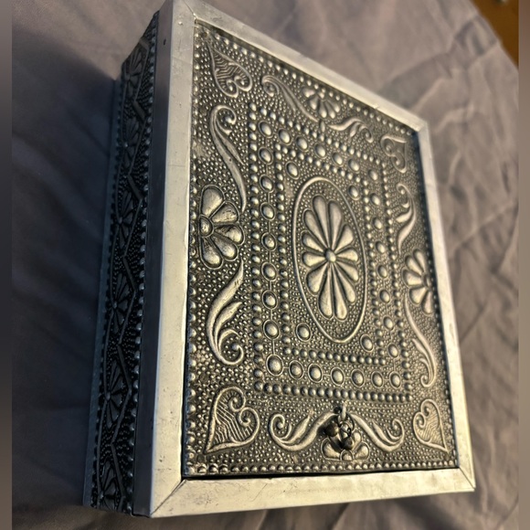 Pressed Embossed Tin or Aluminum metal jewelry box - Picture 2 of 9